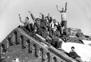 Prisoners-on-the-roof-at--007
